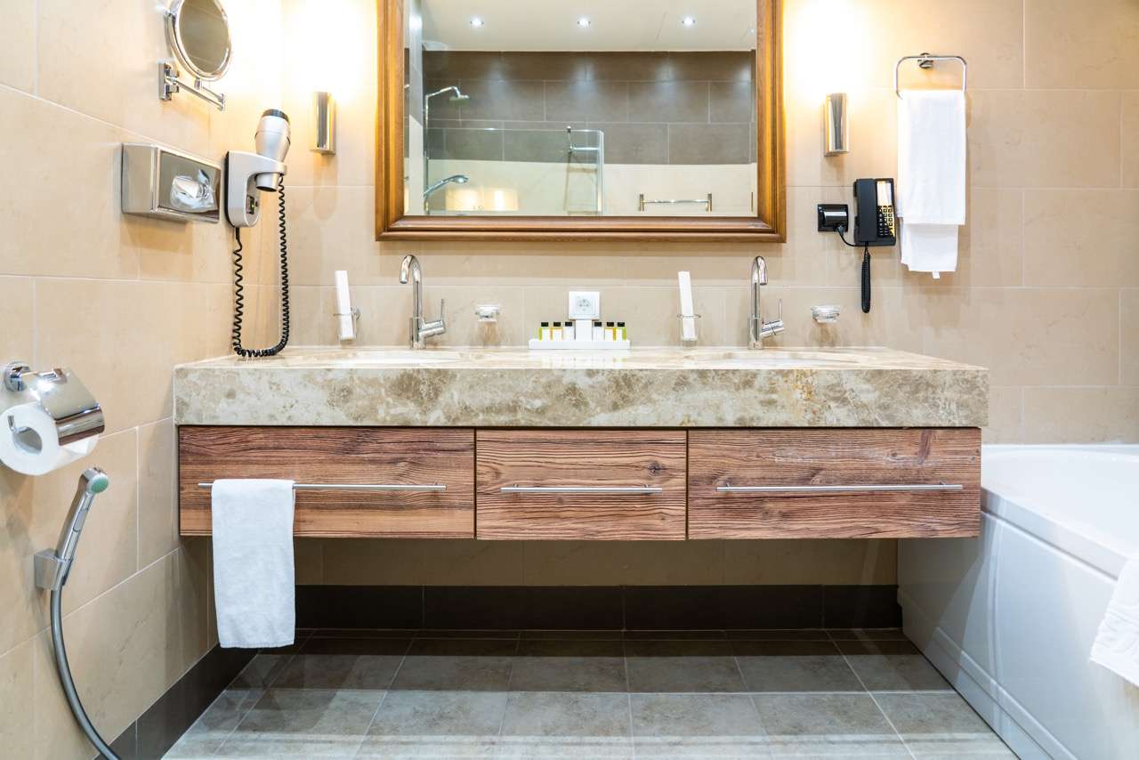 Bathroom vanity with dual sinks